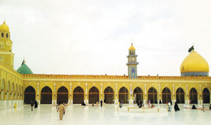 مسجد الكوفة و تبدو قبتا مسلم و هانئ